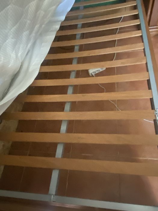 Cama de solteiro em madeira