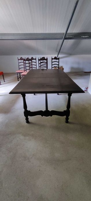 Mesa de sala de jantar com seis cadeiras