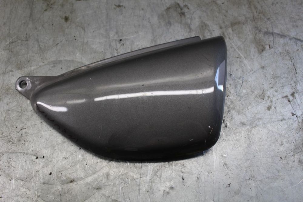 Suzuki GSX 750 Inazuma prawy boczek bok pod siedzenie owiewka