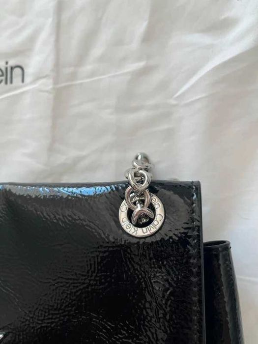 Torebka na ramię Calvin Klein lakierowana