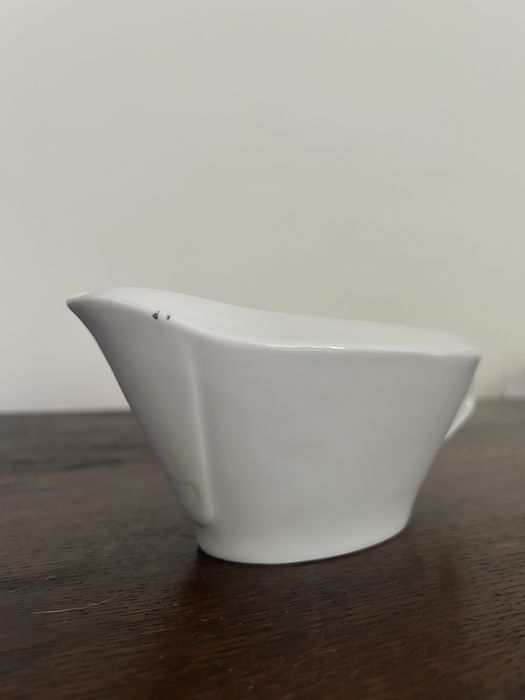 porcelanowa biała sosjerka naczynie Chodzież prl