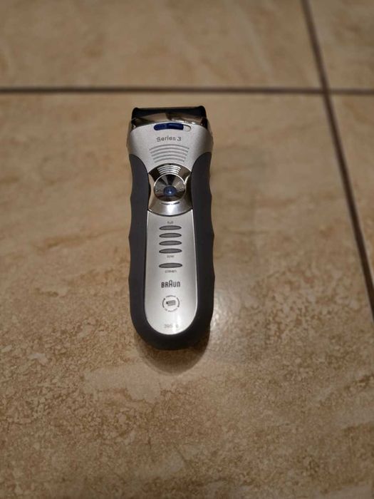 Elektryczna maszynka do golenia Braun series 3 ze stacją myjącą