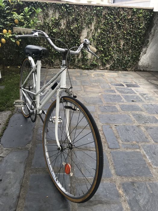 Bicicleta - Pasteleira inglesa de senhora antiga e restaurada