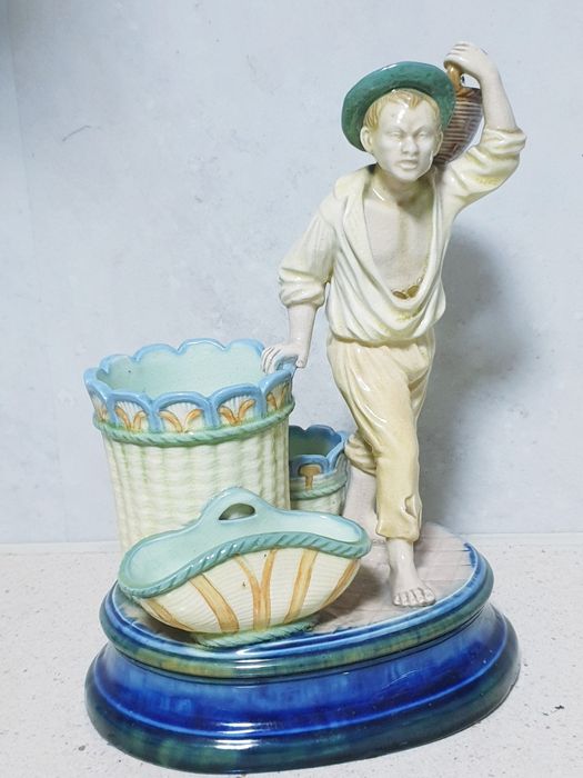 Rara antiga figura de costumes em faiança europeia