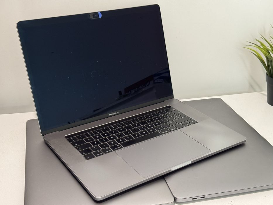 3× MacBook Pro A1990 i A214 – zalane, nie uruchamiają się – komplet na części