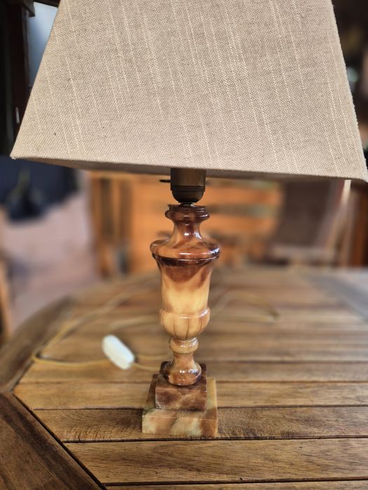 Lampa stołowa z kloszem, alabaster