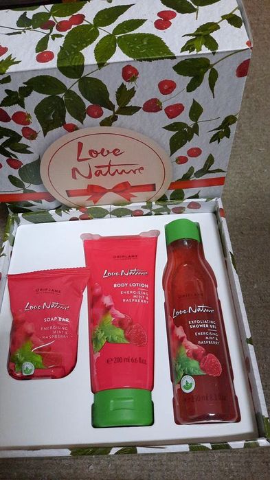 Cofrett Gel Esfoliante + Sabonete + Loção Corporal Framboesa