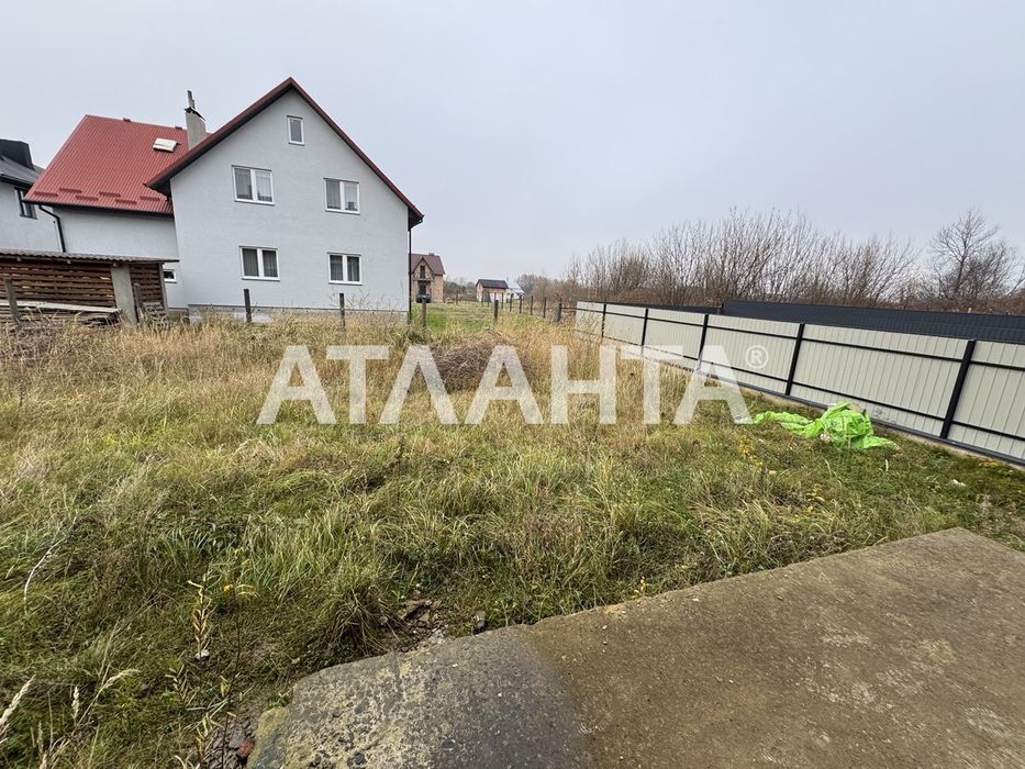 Продається двоповерховий котедж із власною земельною ділянкою!