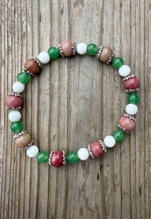 Браслет із натуральних каменів родоніту, білого агату та авантюрину.