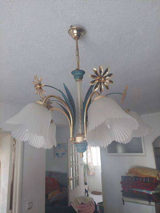 Candeeiro de tecto em tons de verde e dourado.