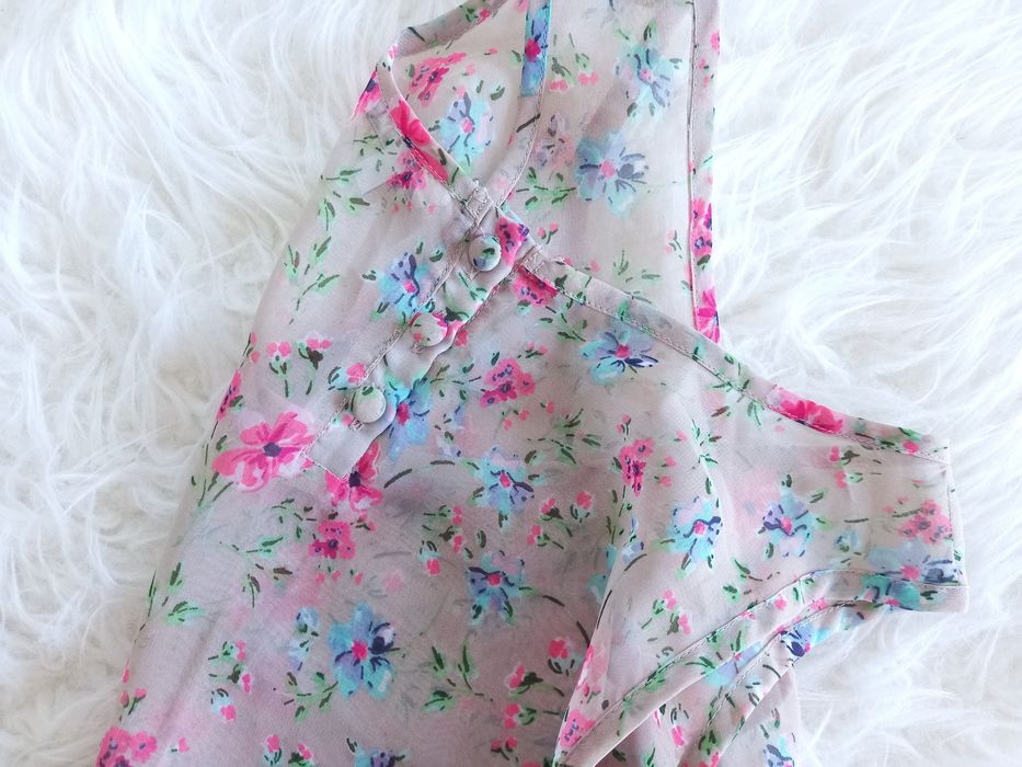 Бежевая блузка в мелкий цветочек