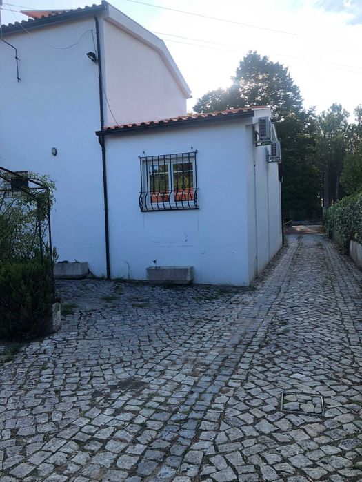 Moradia T4 com jardim, garagem e excelente localização em Cantanhede