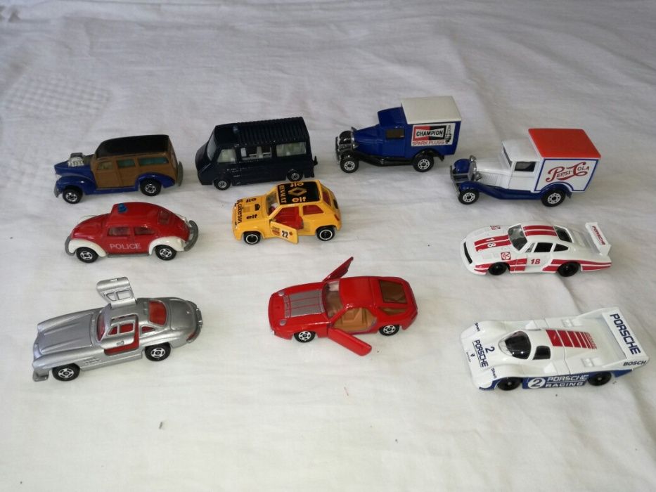 Coleção de carros antigos em metal