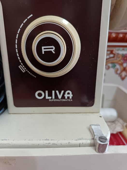 Máquina custura Oliva portátil.