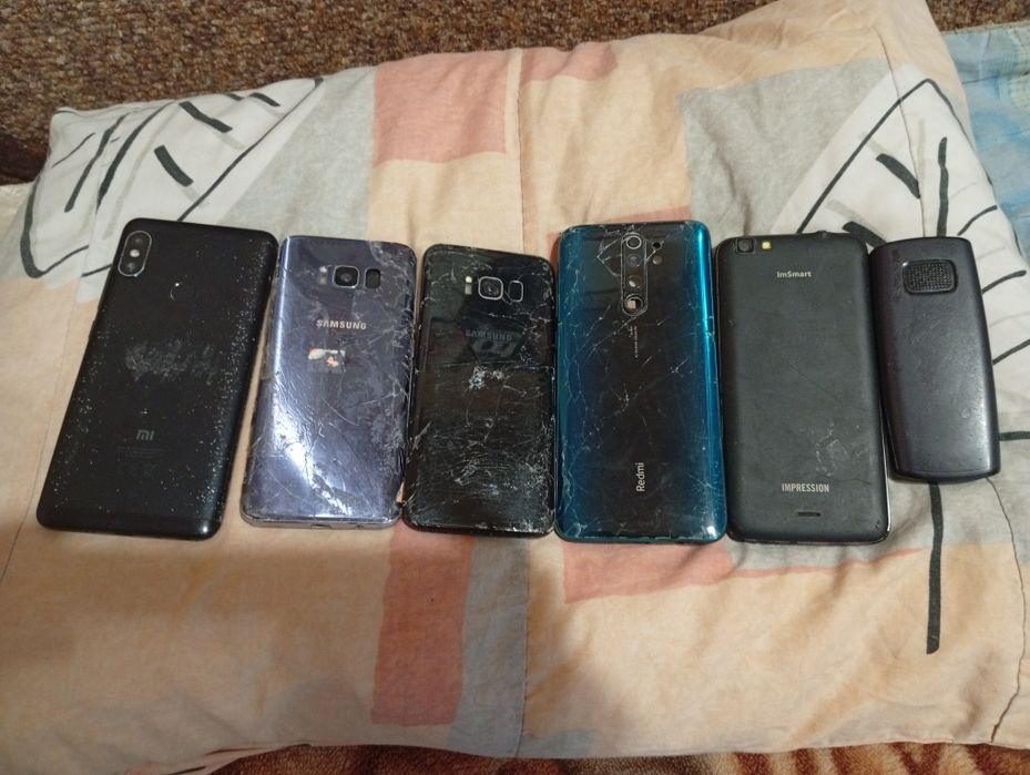 Продам лот нерабочих смартфонов (6 шт.). Состояние на фото — все с разбитыми экранами разной степени тяжести.