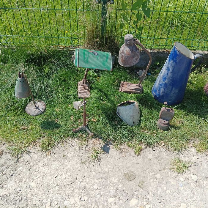 Stare emaliowane przedmioty naczynia kanki dzbanki