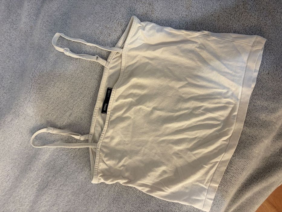 Biały crop top / koszulka na ramiączkach | Sinsay