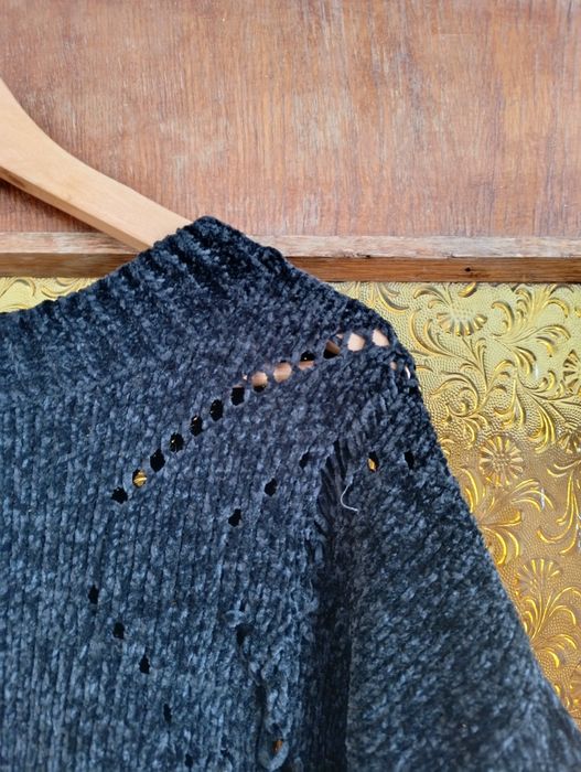Czarny szenilowy welurowy sweterek z przetarciami  oversize / S 36