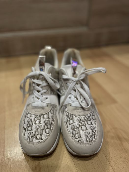 Buty damskie na koturnie.