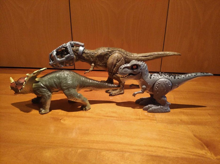 Dinossauros 31-53 cm: tiranossauros e estiracossauro