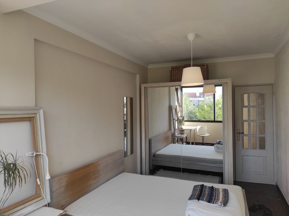 Quarto para arrendar em Alfornelos. A 2min. do Pingo Doce e a 5.min. do metro (linha azul) e do Continente bom dia. Despesas incluídas.