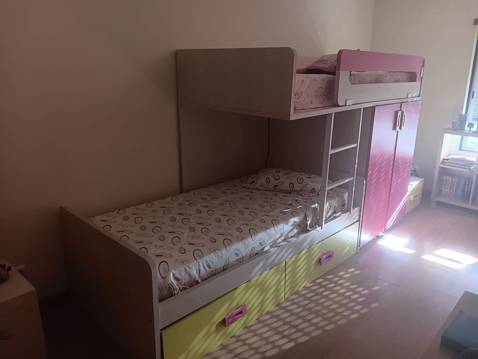 Beliche com arrumação e colchão