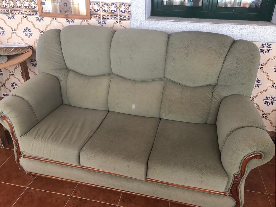 Sofá de três lugares e duas poltronas