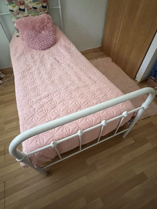 Cama de solteiro + colchão  (preço negociável)