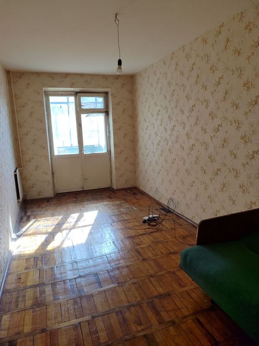 Продам 1/2 часть в  двухкомнатной кв. Ул.Рустави .Осипенковский р-н.