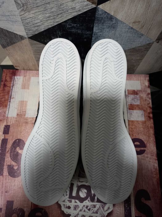 Adidas Superstar z grafiką.