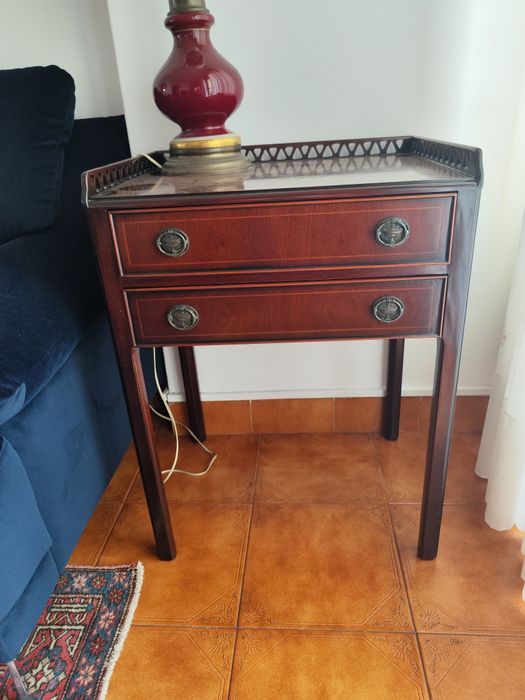 Mesa de apoio/ mesa de cabeceira