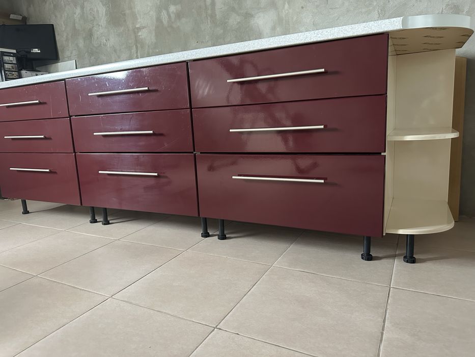 Кухонный гарнитур , нижняя часть ,в илеальном сомтоянии