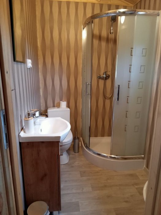 Domek 6 os.  Nr. 3 nad jeziorem jacuzzi ,sauna  na obiekcie