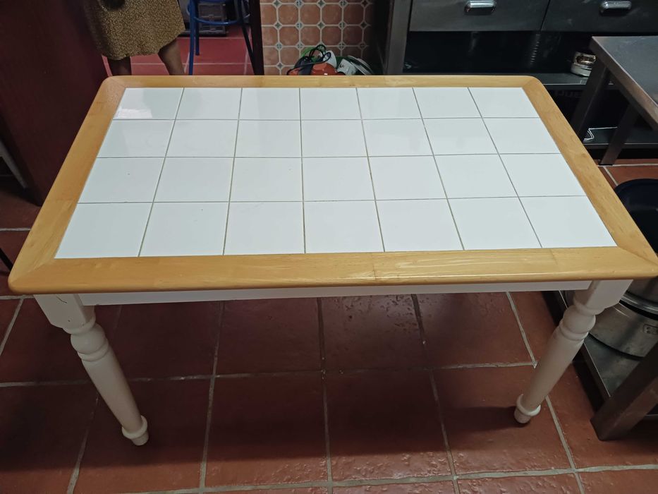 Mesa de cozinha branca