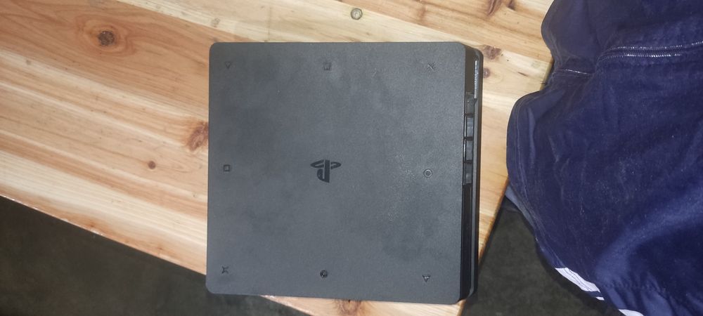 Vendo PS4 Slim como nova
