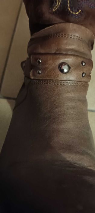 Botas de pele com bordados