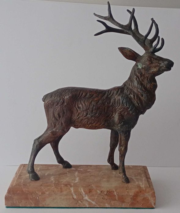 Figura jelenia na podstawie marmurowej