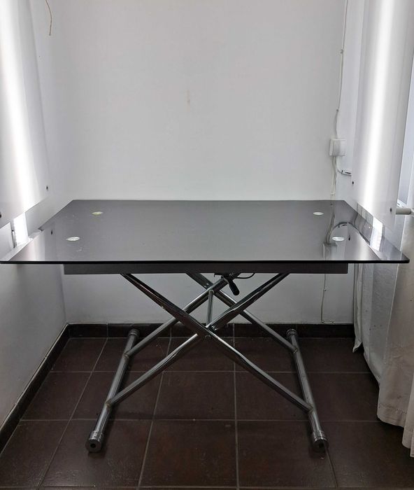 Stół z czarnym szklanym blatem, regulowana wysokość