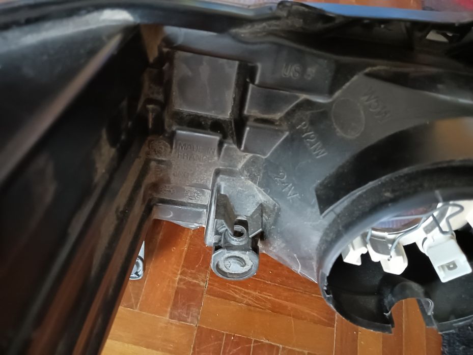 Farol / Ótica direita Peugeut 206 	Em bom estado