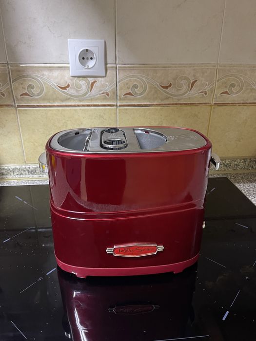 Duas maquinas de cafe dolce gusto e uma maquina de fazer cachorros