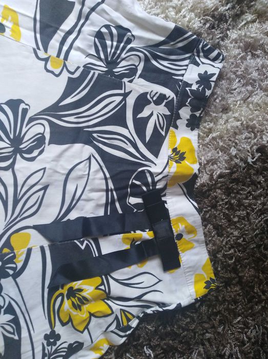 Biało czarna spodniczka w żółte kwiaty