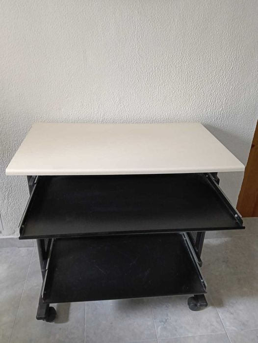 Mesa de computador/ escrivaninha