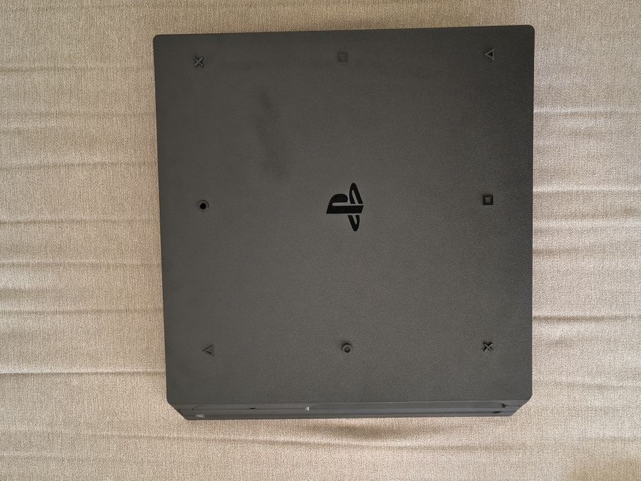 PS4 Pro 1 TB + 2 Comandos