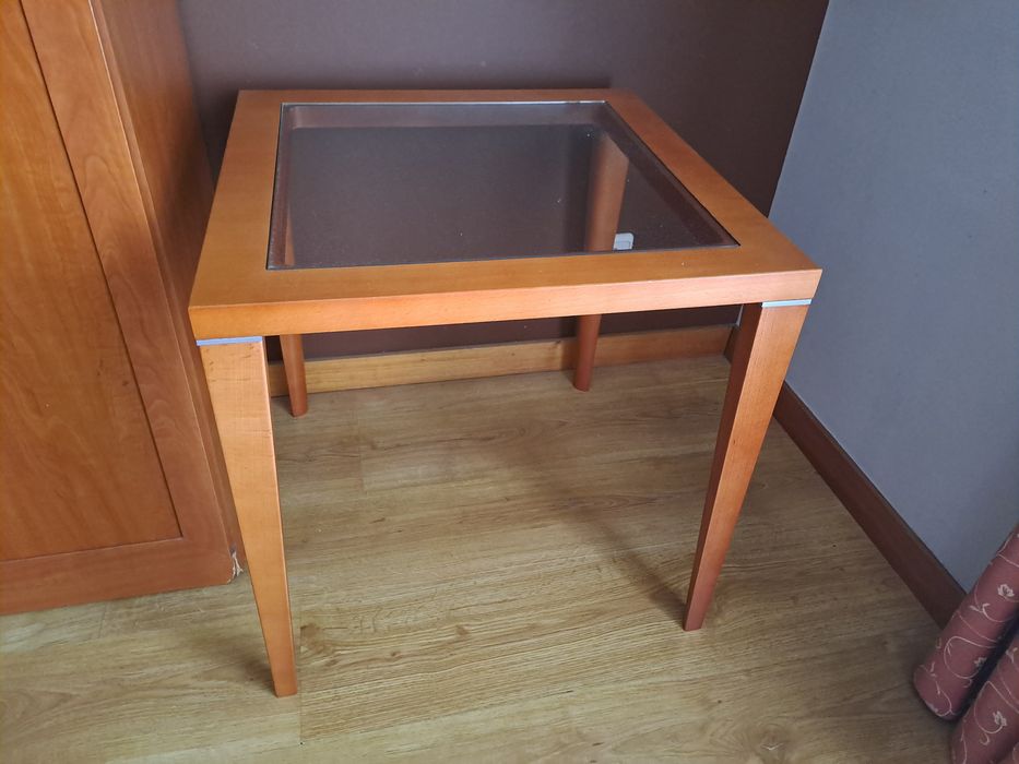 Mesa quadrada com tampo de vidro