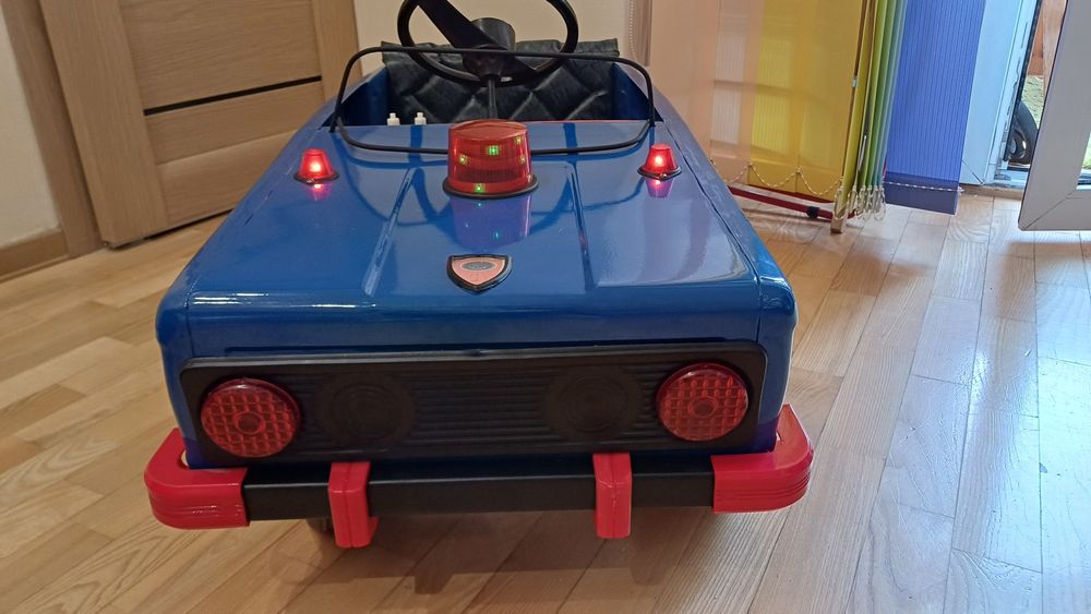 Продається педальна дитяча машина.