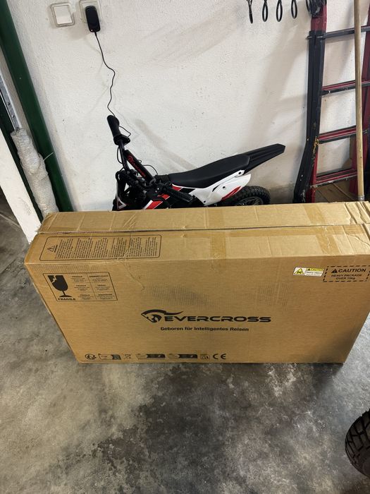 Vendo moto de crianca bateria nova