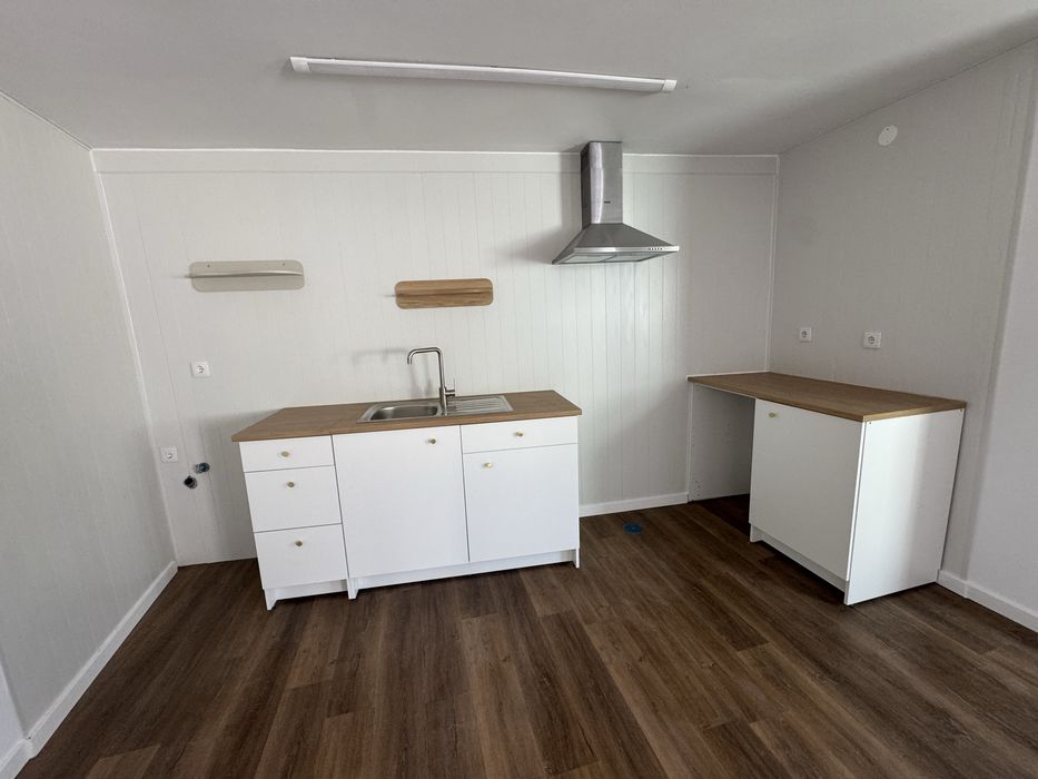Arrendo T1/T2 totalmente remodelado Charneca Caparica