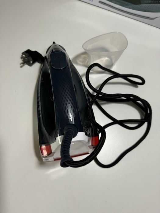 Ferro de engomar a vapor novo.Hoff