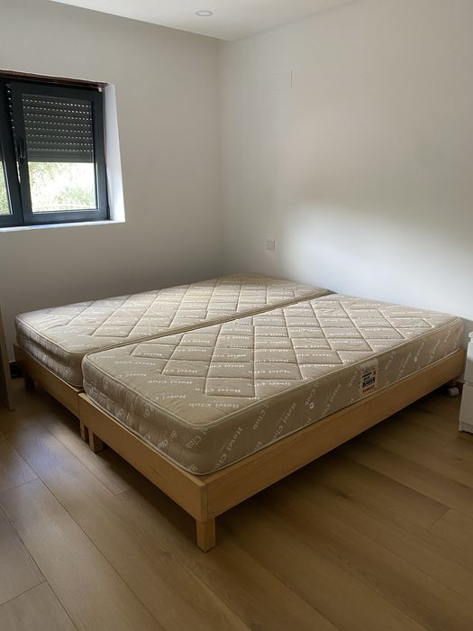 Camas individuais com colchão cada