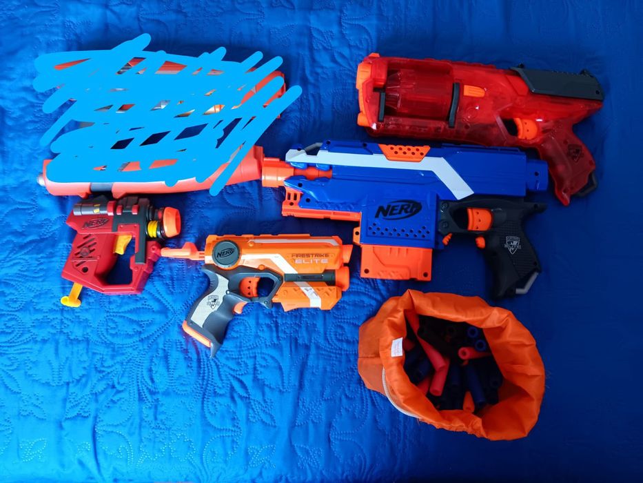 Varias pistolas nerf